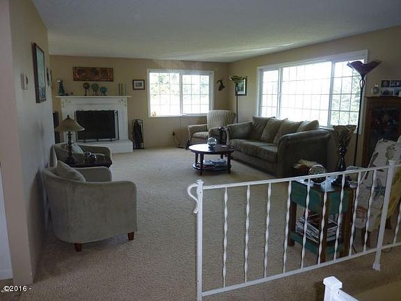 4th image of 240 NE Crestline Dr