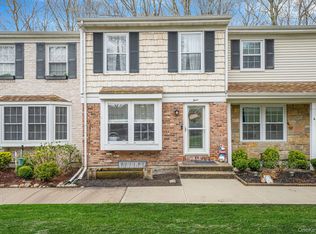 3 Bartlett Cmns, Yaphank, NY 11980