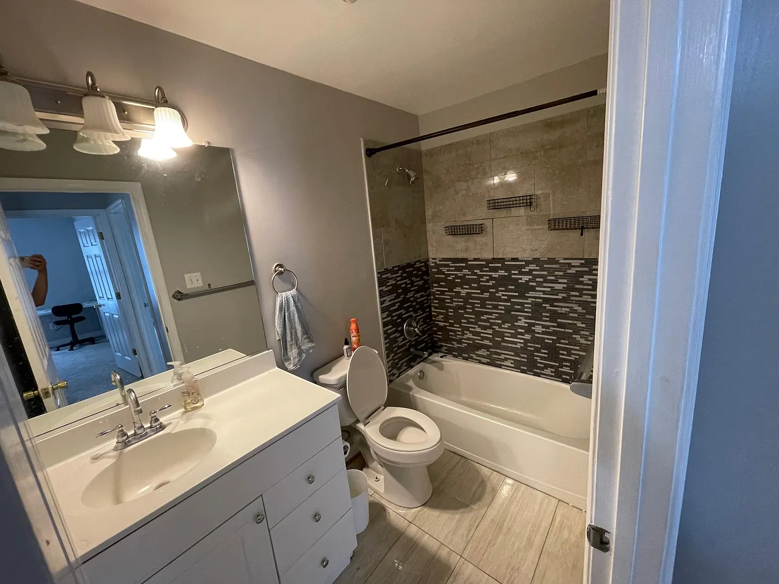 4 bed, 2.5 bath, 2209 sqft, $950 — Photo 2