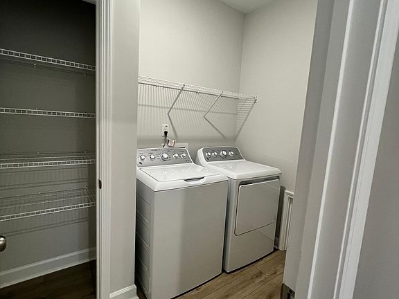 5th image of 404 White Oak Garden Way