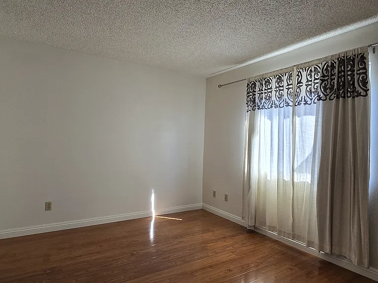 1049 Linden Ave #7 — Photo 16