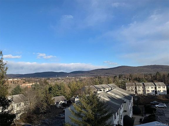 4th image of 25 Lexington Hl Unit 5