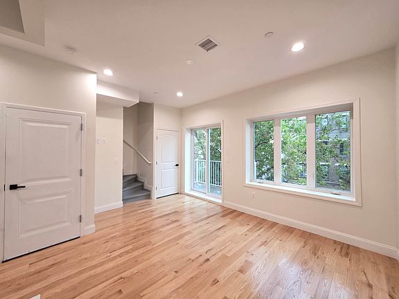 3rd image of 158 Bay 29th St #3