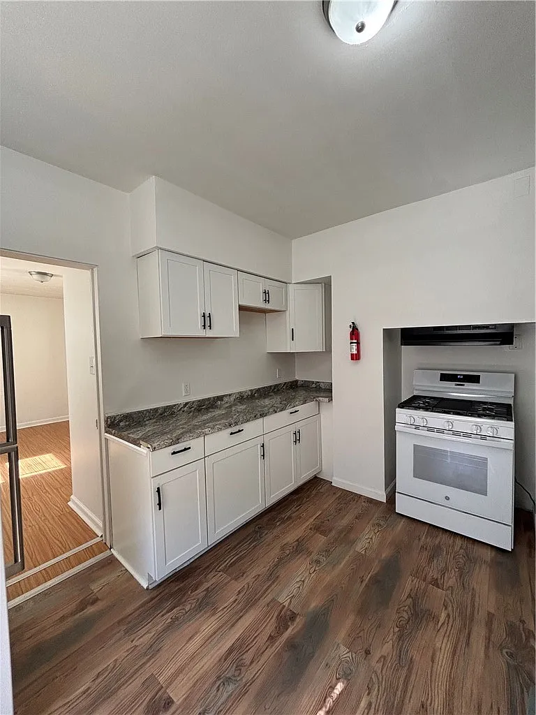 12 bed, 1124 sqft, $1,300 — Photo 4