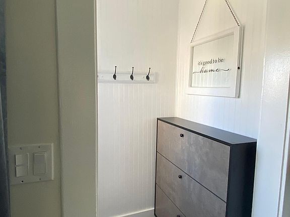 Entryway with shoe cabinet