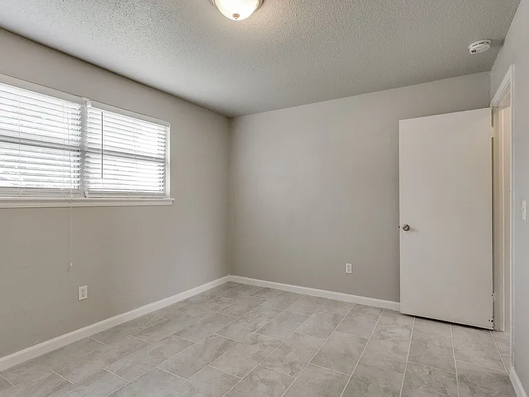 641 SW 15th St — Photo 18
