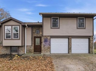 302 SE Flagstone Dr, Lees Summit, MO 64063