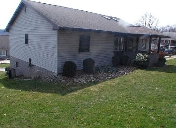 3rd image of 850 Painter St