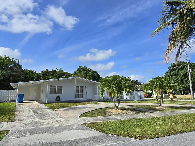 887 W Duval St — Photo 4