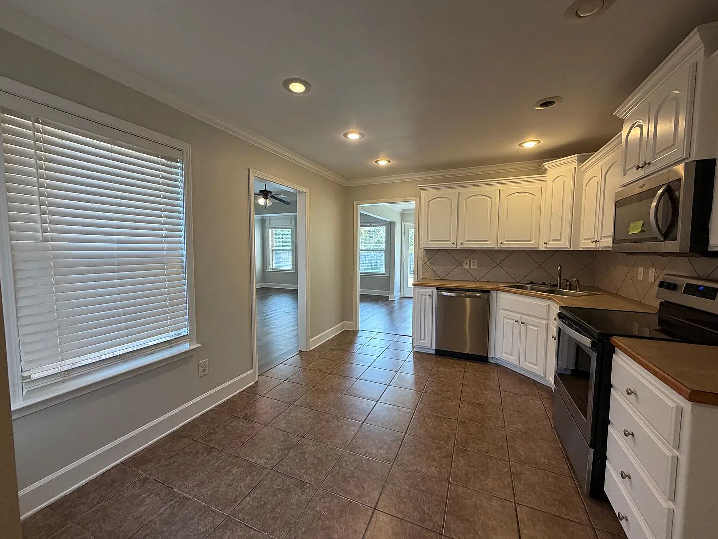 4 Bed 2 Bath — Photo 4