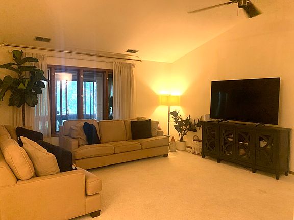4th image of 9725 Mill Ct E APT E2