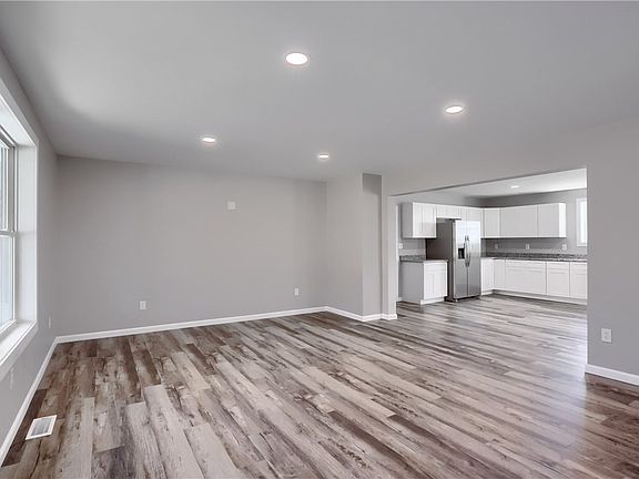 5th image of 438 Evergreen Ave