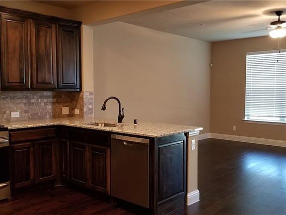 3rd image of 2424 Jameson Ln