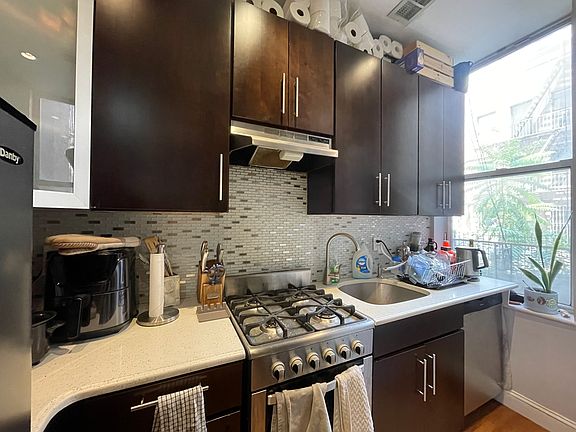 5th image of 27 E 7th St APT 1R