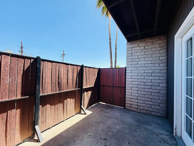 Desert Atrium - Studios, 1 Bedrooms and 2 Bedrooms in Great Location! Community Pool! — Photo 23