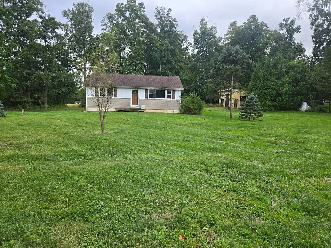 3 bed, 1.0 bath, 1073 sqft, $2,700 — Photo 3