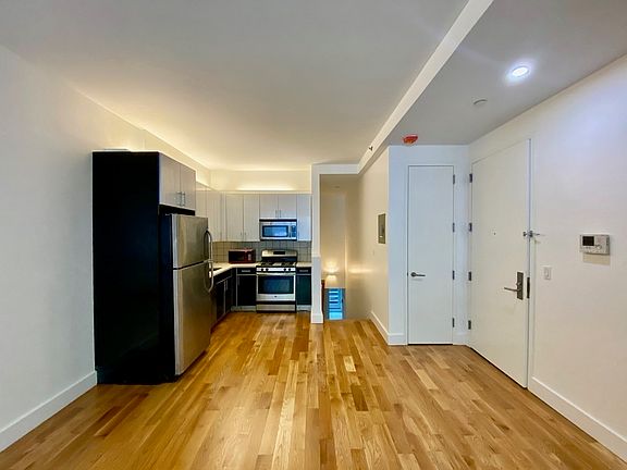 2nd image of 91 Varet St #1L