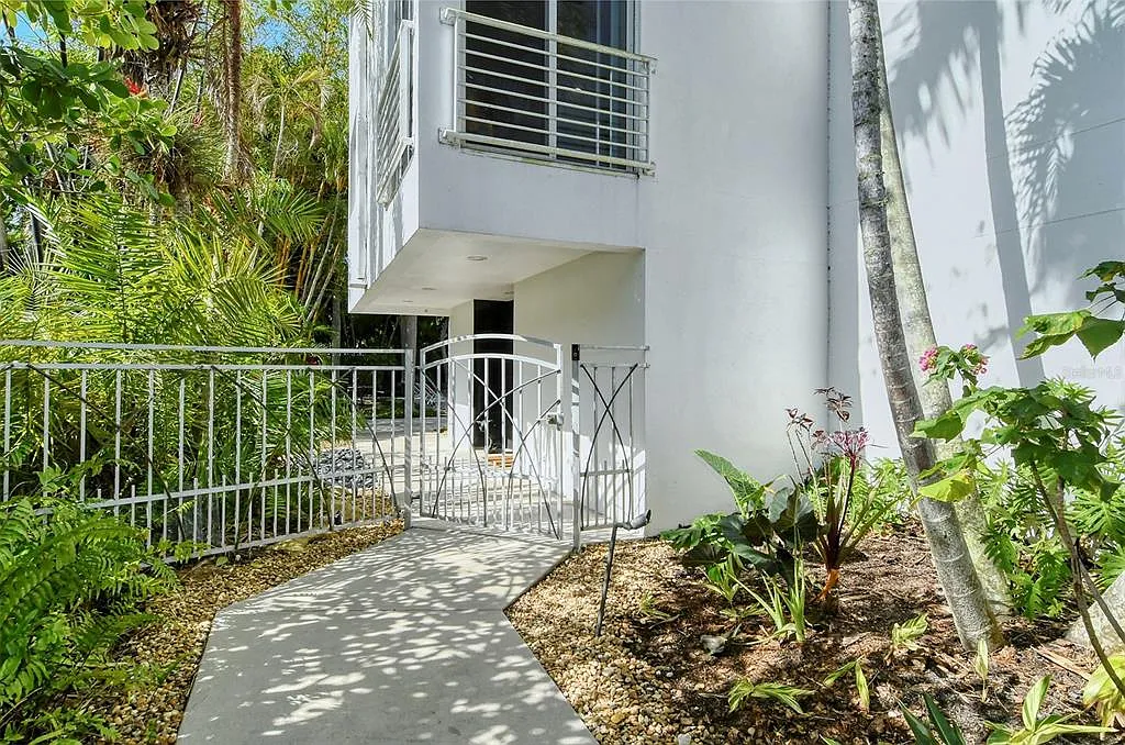 3 bed, 3.5 bath, 3531 sqft, $15,000 — Photo 3