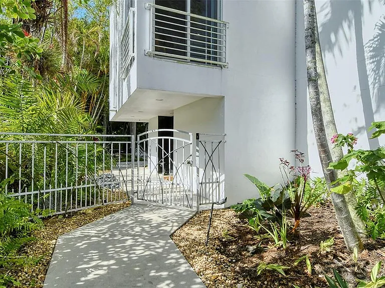 213 N Washington Dr — Photo 3