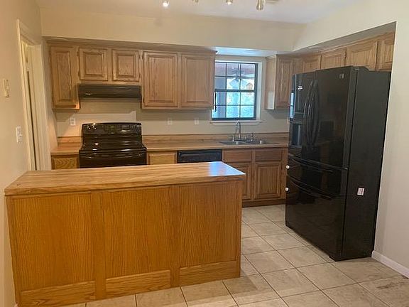 4th image of 96 Wood Lodge Dr