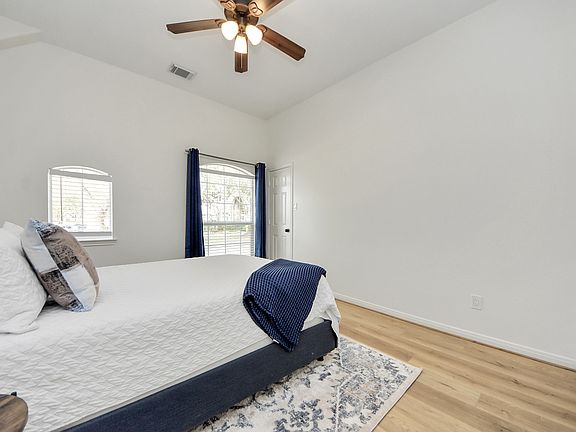 4th image of 1910 Fox Path Ct