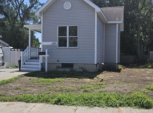 306 Woodside Ln, Bay City, MI 48708