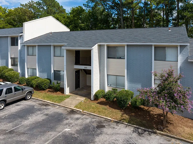 Beacon Pointe Apartments — Photo 13