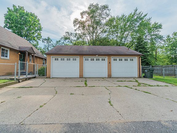 3rd image of 878 W Barney Ave