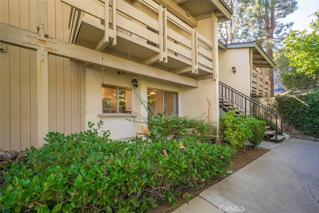 1 bed, 728 sqft, $2,400 — Photo 2