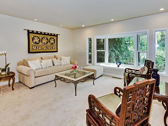 4th image of 2129 Huntington Dr
