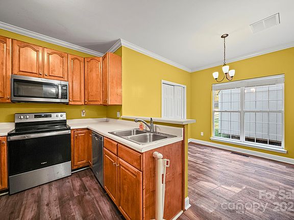 4th image of 148 Highland Woods Dr