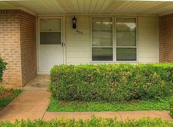 2nd image of 609 Lynn Dr E