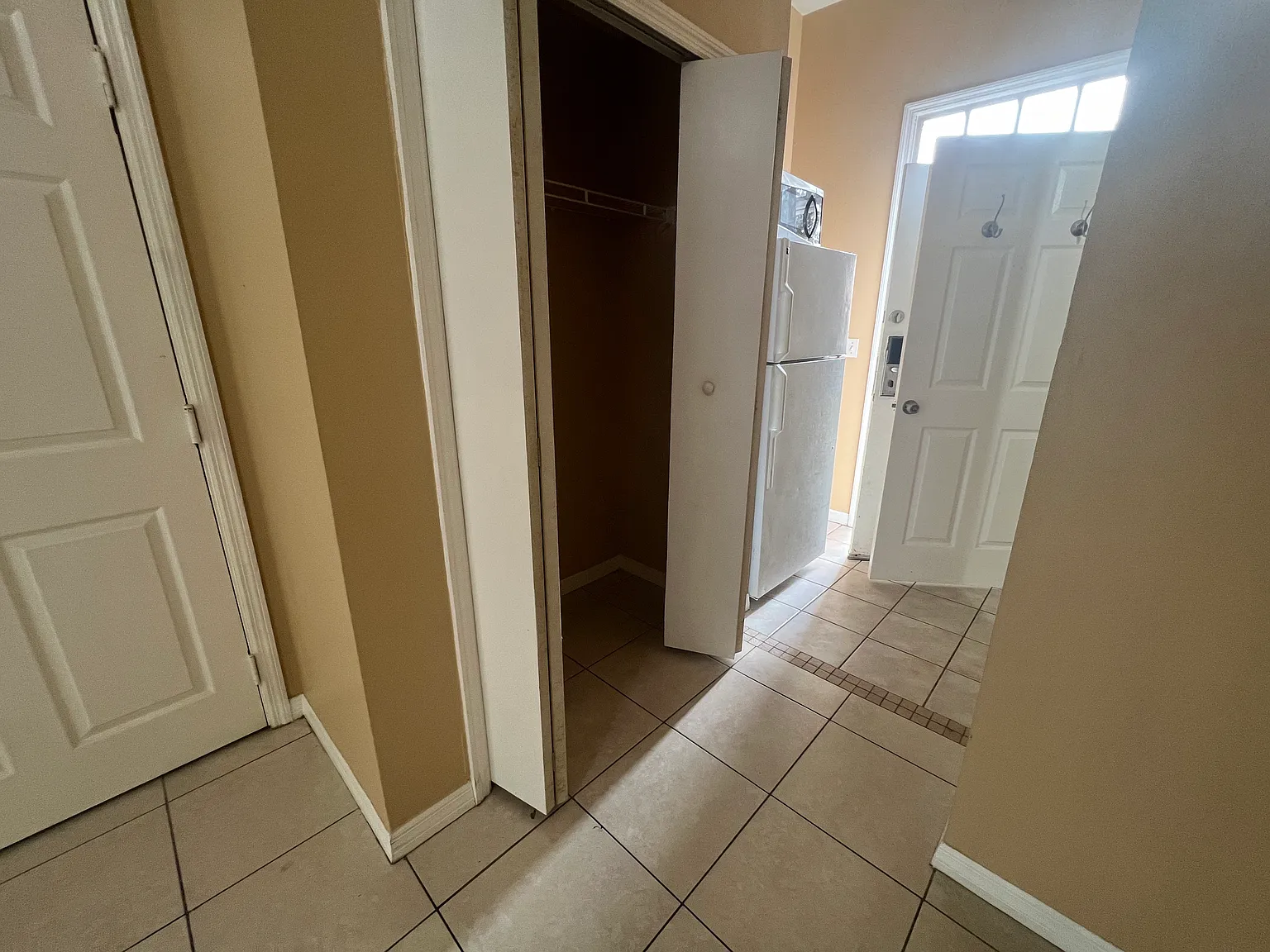 Studio, 300 sqft, $800 — Photo 3
