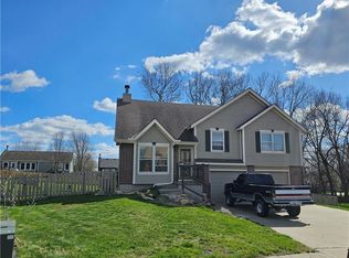 303 Amesbury Dr, Smithville, MO 64089