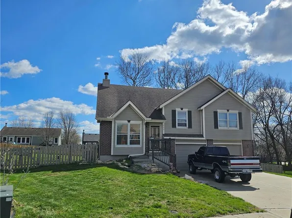 303 Amesbury Dr, Smithville, MO 64089