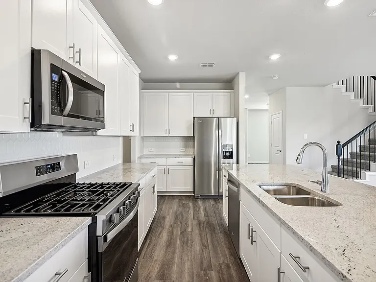901 Edgehurst Dr — Photo 3