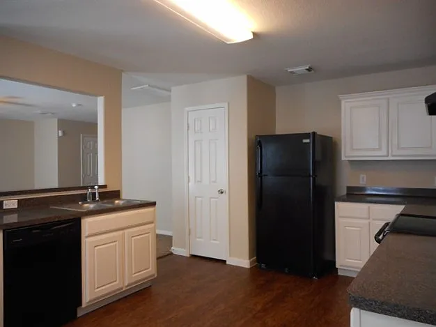 3 bed, 2.0 bath, 1608 sqft, $2,035 — Photo 3