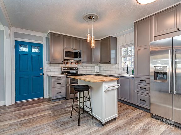 3rd image of 1506 Kingston Dr