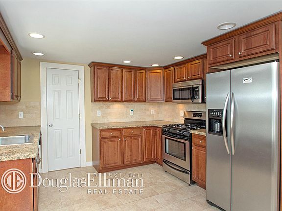 3rd image of 258 Richmond Ave