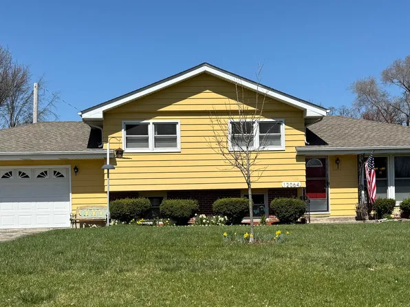 12064 N Oakwood Dr, Saint John, IN 46373