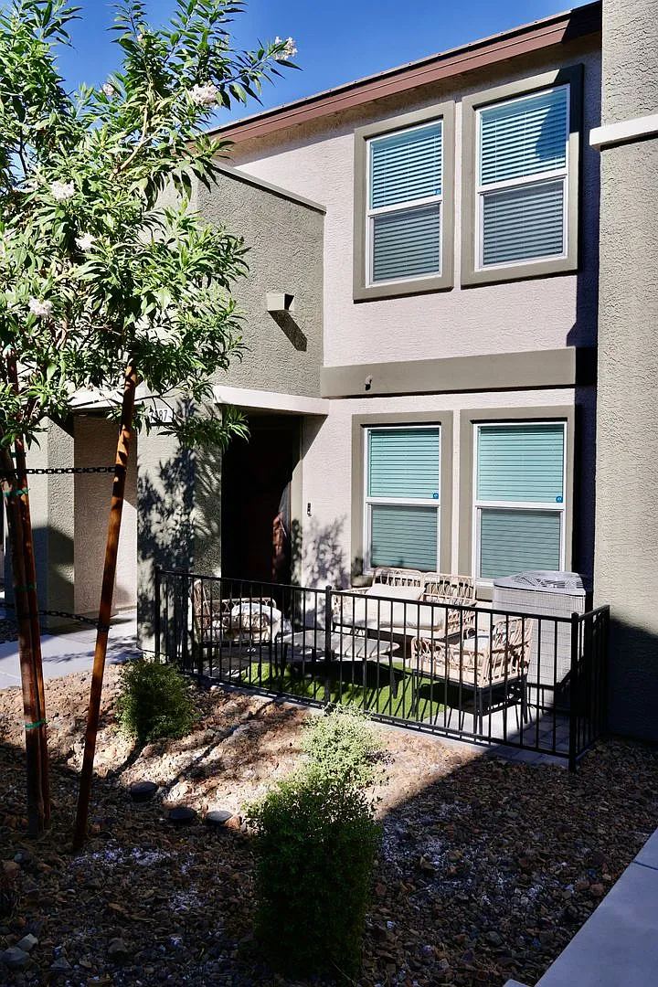 Beautiful 3-Bedroom Townhome in Villages at Tule — Photo 2