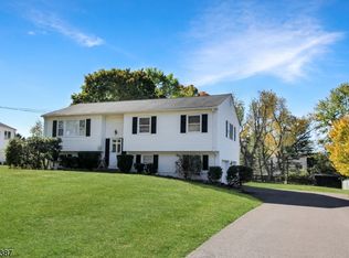 8 Hillside Rd, Hackettstown, NJ 07840