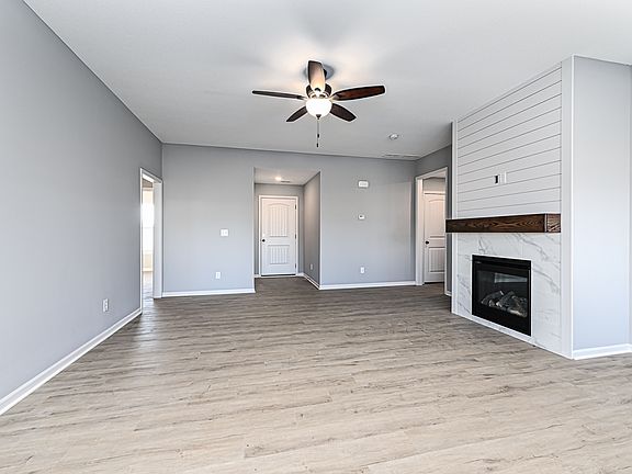 3rd image of 944 Cottonwood Ct