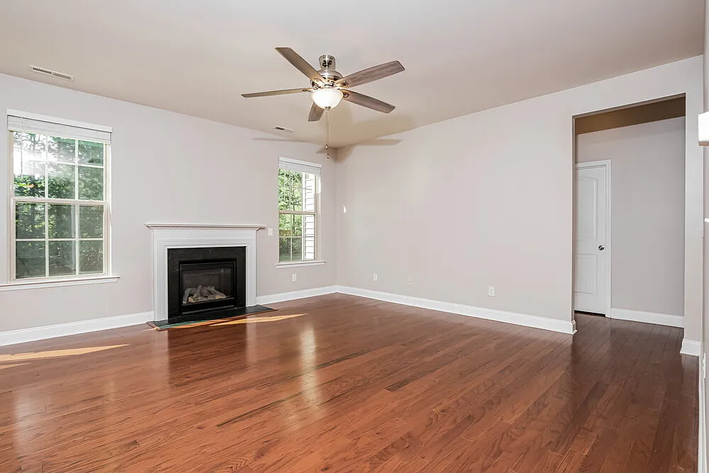 3 bed, 2.5 bath, 2550 sqft, $2,305 — Photo 4