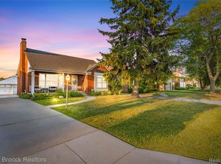22451 Bayview Dr, Saint Clair Shores, MI 48081