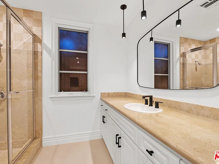 475 Martin Ln — Photo 33