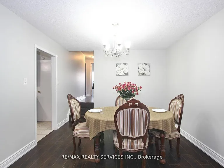 185 Earnscliffe Cir — Photo 16