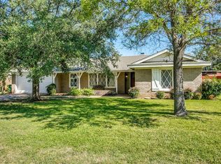 901 Raintree Rd, Fort Worth, TX 76103