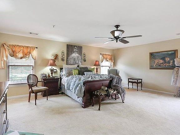 4th image of 391 Roseglen Dr