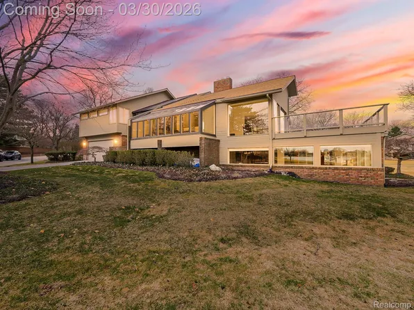 3850 Pine Harbor Dr, West Bloomfield, MI 48323